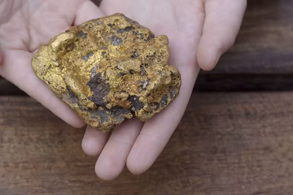 Ngoài hai loại trên, vàng còn được phân biệt thành các loại tuổi: 7 tuổi rưỡi và 7 tuổi, gọi chung là vàng 18K với hàm lượng tạp chất chiếm lần lượt từ 25% đến 30%. Loại vàng cuối cùng được xác định là vàng 6 tuổi, với hàm lượng kim loại khác chiếm gần 50%, gọi là vàng 14%.