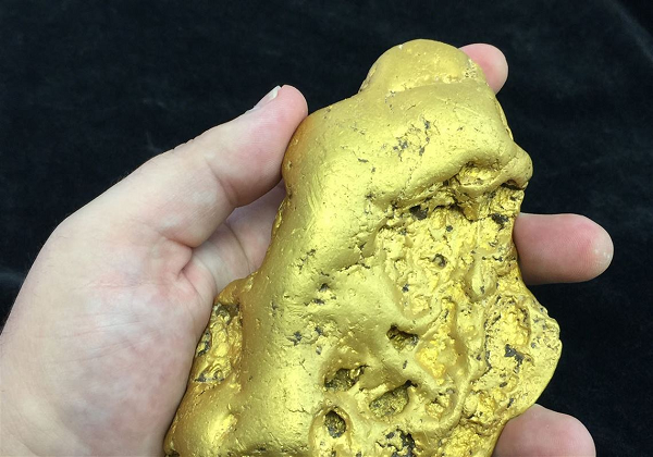 Vàng đã được sử dụng rộng rãi trên khắp thế giới như một phương tiện chuyển đổi tiền tệ. Thông qua các công cụ tiền giấy có thể quy đổi thành vàng bằng cách lập ra bản vị vàng, theo đó tổng giá trị tiền được phát hành được đại diện bởi một lượng vàng dự trữ.