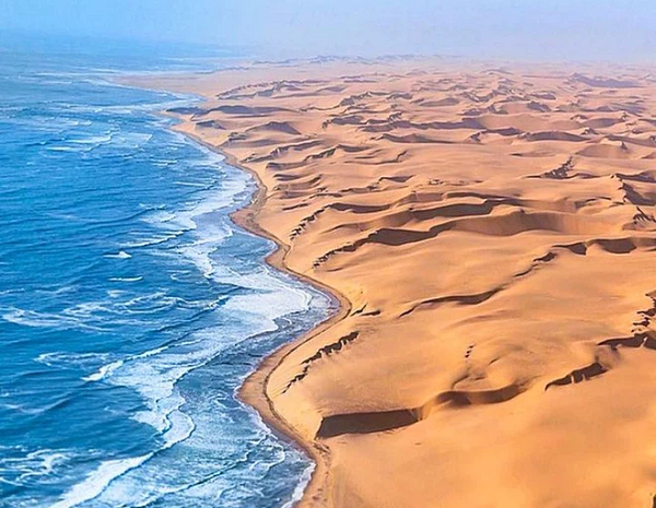 Nhiều nguyên nhân được đưa ra như: thảm họa chủ yếu xảy ra trong thời đại mà công nghệ định vị chưa tiên tiến và có nhiều đá ngầm trong vùng biển Skeleton cùng dòng hải lưu nhanh, vì vậy tàu sẽ mắc cạn trên các bãi đá ngầm nếu không cẩn thận.