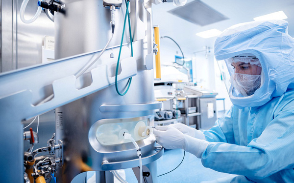 Tuy nhiên, có một viễn cảnh đặc biệt nguy hiểm là biến thể virus SARS-CoV-2 khiến mọi người cảm thấy khỏe mạnh một thời gian dài và sau đó mới khiến tình trạng trở nên nghiêm trọng. Vì vậy nhân loại luôn phải trong tình trạng cảnh giác và sẵn sàng chiến đấu với những biến chủng chứa nguy cơ tiềm tàng.