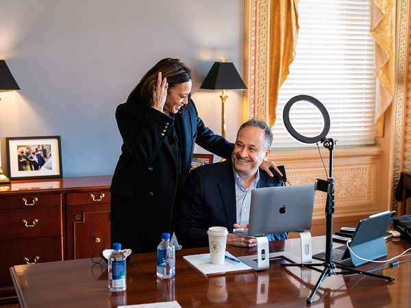 Từ các cuộc đua vào Thượng viện đến tranh cử Tổng thống, ông Emhoff đều ở bên cạnh bà Harris. Ông đã đóng một vai trò tích cực trong chiến dịch tranh cử chức Phó tổng thống của bà Harris và dẫn đầu các nhà gây quỹ.