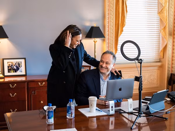 Từ các cuộc đua vào Thượng viện đến tranh cử Tổng thống, ông Emhoff đều ở bên cạnh bà Harris. Ông đã đóng một vai trò tích cực trong chiến dịch tranh cử chức Phó tổng thống của bà Harris và dẫn đầu các nhà gây quỹ.