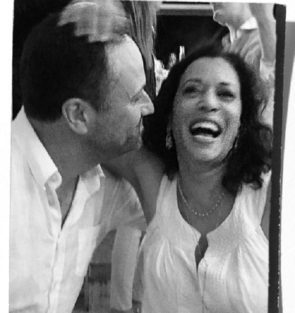 Điều thú vị là họ gặp nhau lần đầu tiên trong cuộc hẹn hò bí mật do người bạn của bà Harris lên kế hoạch ở San Francisco năm 2013. Cả hai nhanh chóng có cảm tình với nhau.