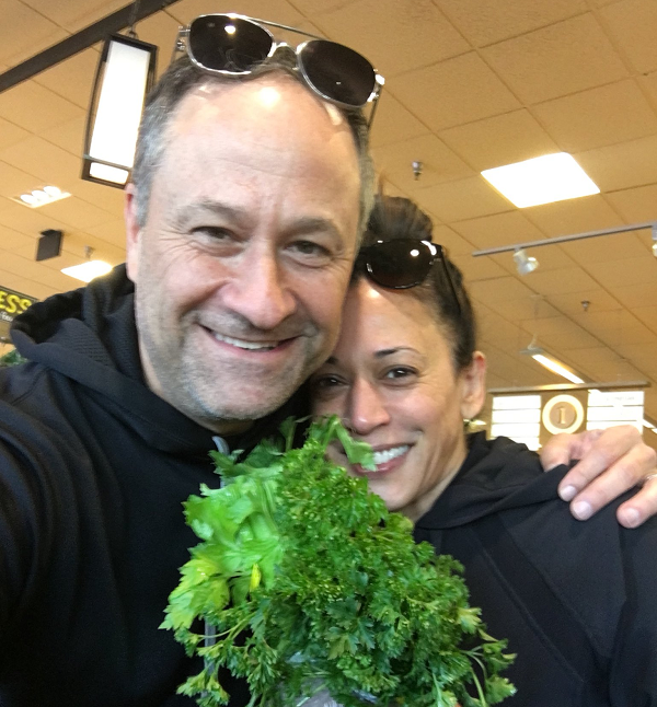 Trên thực tế, bà Harris không phải là người vợ đầu tiên của ông Emhoff mà trước đó ông đã có một đời vợ và hai con. Khi xác định sẽ kết hôn, bà Kamala Harris trải qua một khoảnh khắc quan trọng, đó là màn ra mắt trước Cole và Ella - con riêng của ông Emhoff.