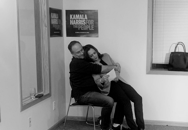 Trong một cuộc phỏng vấn, ông Emhoff cho biết, các con của ông gọi bà Harris là “mẹ Kamala” chứ không phải mẹ kế. Hơn thế nữa, người vợ cũ của ông Emhoff cũng rất thân thiện với vợ sau của chồng.