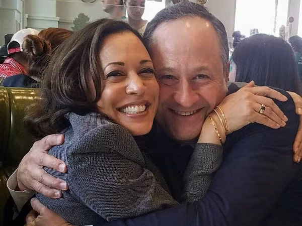 Tháng 8/2014, cặp đôi kết hôn trong một đám cưới ấm cúng tại một tòa án ở Santa Barbara, California. Vì ông Emhoff thuộc dòng dõi Do Thái nên họ đã làm theo nghi lễ đám cưới của người Do Thái. 