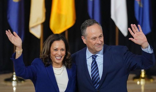 Cùng với những kỷ lục này, chồng của bà Kamala Harris là ông Doug Emhoff cũng có tên trong danh sách kỉ lục khi trở thành phu quân Phó Tổng thống đầu tiên trong lịch sử nước Mỹ.