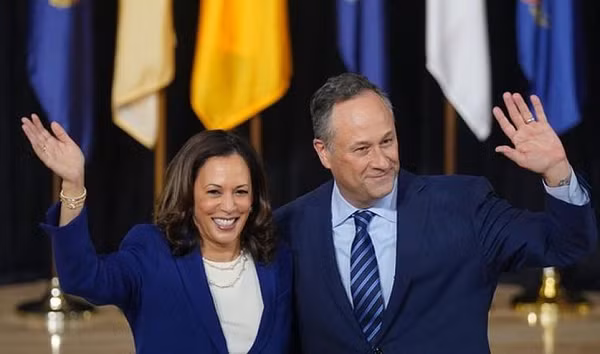 Cùng với những kỷ lục này, chồng của bà Kamala Harris là ông Doug Emhoff cũng có tên trong danh sách kỉ lục khi trở thành phu quân Phó Tổng thống đầu tiên trong lịch sử nước Mỹ.