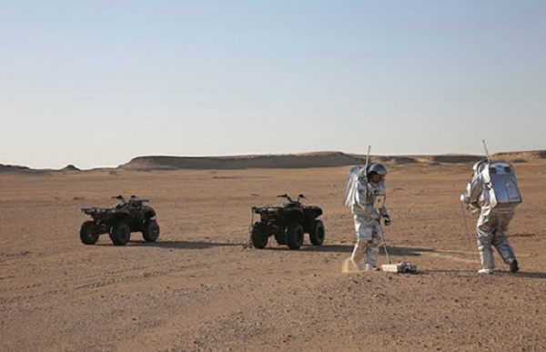 Các tình nguyện viên được trả lương sẽ thực hiện một nhiệm vụ thám hiểm sao Hỏa mô phỏng, với các chuyến đi bộ "ngoài không gian", hạn chế thông tin liên lạc với gia đình, lương thực và tài nguyên cũng bị hạn chế và phải phản ứng với các lỗi thiết bị.