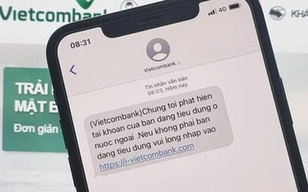 Tiếp theo là chiêu thức lừa đảo bằng cách gửi tin nhắn điện thoại (SMS). Các đối tượng lừa đảo giả mạo tên của ngân hàng gửi tin nhắn vào thời điểm ngân hàng không hoạt động (đêm, rạng sáng, ngày cuối tuần, dịp lễ tết) trong đó có chứa link giả với nội dung thông báo nâng cấp hệ thống, thông báo trúng thưởng.