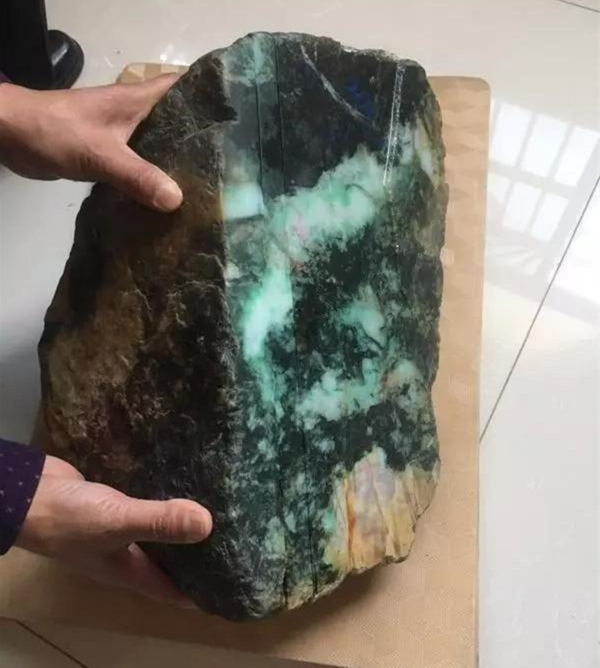 Được một người giới thiệu một viên đá quý dạng thô nặng tới 80 kg, lão Vương đến từ Quảng Châu đã xuống tiền mua về nhà. Khi cắt thử lần đầu tiên, ông có phần thất vọng vì chẳng khác gì là một viên đá thải loại.