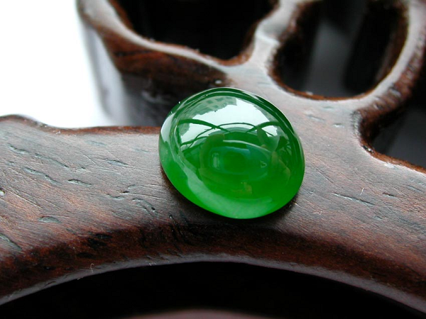 Trước đây người ta cho rằng Ngọc phỉ thúy ( Jadeite) Và Ngọc bích ( Nephrite) là một loại. Vào năm 1863 một người pháp có tên là Alexis Damour đã phát hiện ra rằng các khoáng vật ngọc bích có sự khác nhau về thành phần hóa học.