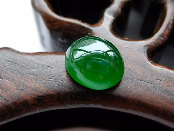 Trước đây người ta cho rằng Ngọc phỉ thúy ( Jadeite) Và Ngọc bích ( Nephrite) là một loại. Vào năm 1863 một người pháp có tên là Alexis Damour đã phát hiện ra rằng các khoáng vật ngọc bích có sự khác nhau về thành phần hóa học.