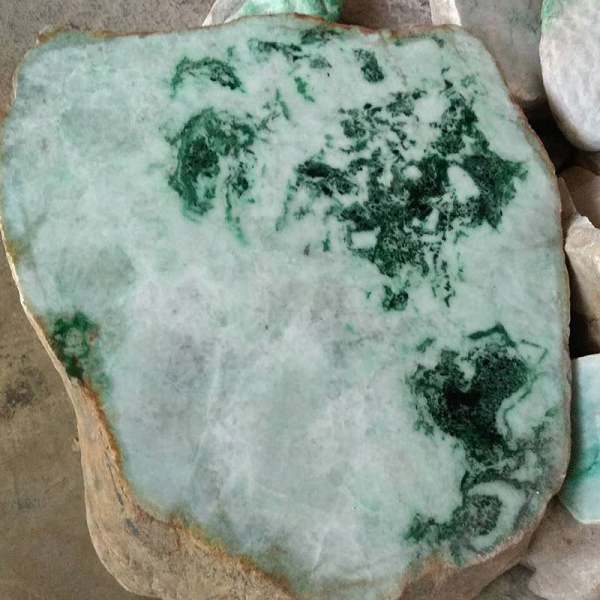 Vì vậy, họ nhận định viên ngọc phỉ thúy thô này có thể được gọi là "ngọc quốc bảo". Một viên nguyên thạch phỉ thúy có thể mở giá từ 100.000 đến 1.000.000 NDT (khoảng từ 280 triệu đến 2,8 tỷ VND).