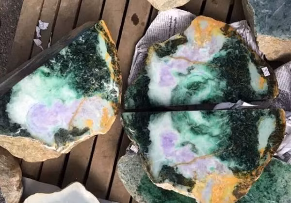 Tuy nhiên, vì kích cỡ của viên đá này khá lớn, nên ông quyết định cắt thêm chỗ khác. Thật bất ngờ, hóa ra đây là một viên ngọc phỉ thúy nhiều màu cực kỳ hiếm thấy. Bên trong thân của nó là nhiều tầng màu tím, xanh lá, vàng, đen và trắng xen lẫn nhau.