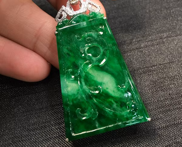 Qua việc tiếp xúc, cọ xát các nguyên tố vi lượng này được hấp thụ vào cơ thể giúp hỗ trợ cân bằng môi trường nội bào, thúc đẩy trao đổi chất tăng cường miễn dịch, hỗ trợ các tuyến nội tiết hoạt động tốt hơn, phát triển trí não ở trẻ, kháng viêm, ung bướu, giảm nguy cơ mất trí nhớ người cao tuổi, chống lão hóa, loãng xương…