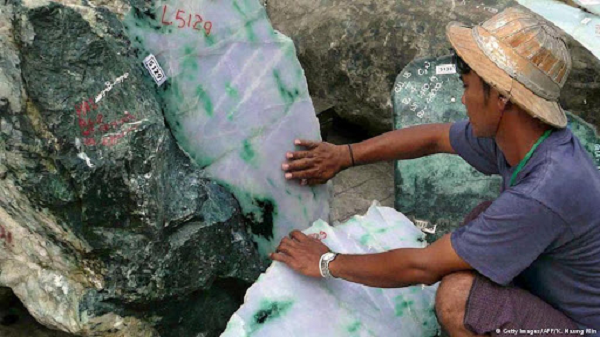 Theo phong thủy phỉ thúy có công dụng chữa bệnh, kéo dài tuổi thọ, trừ tà, giá giải tai ách do phỉ thúy là vật tụ khí tốt, có từ trường mang dương khí cường độ cao.