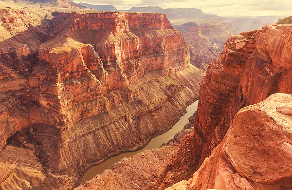 Năm 1869, nhà địa chất học John Wesley Powell đã phát hiện ra những tảng đá có niên đại 1,4-1,8 tỉ năm nằm cạnh những tảng đá chỉ 520 triệu năm tuổi tại vùng đất kỳ lạ Grand Canyon (Hẻm Núi Lớn).