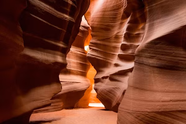 Grand Canyon là một hệ thống bao gồm nhiều nhánh với nhiều hẻm núi do nước chảy làm xói mòn, có chiều rộng và độ sâu khác nhau.