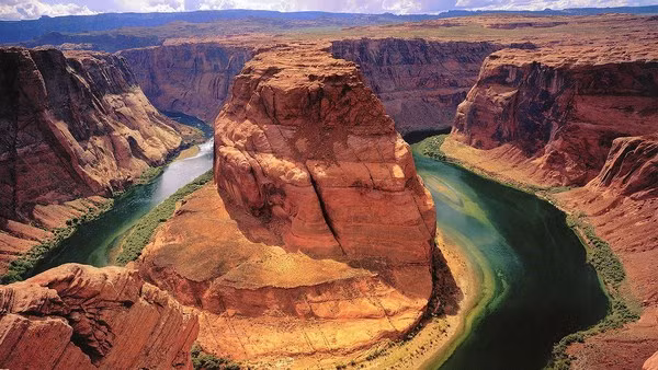 Một phần của Grand Canyon đã bị dịch chuyển theo những cách khác nhau trong nhiều thiên niên kỷ, dẫn đến một số đá và trầm tích bị cuốn trôi ra đại dương.
