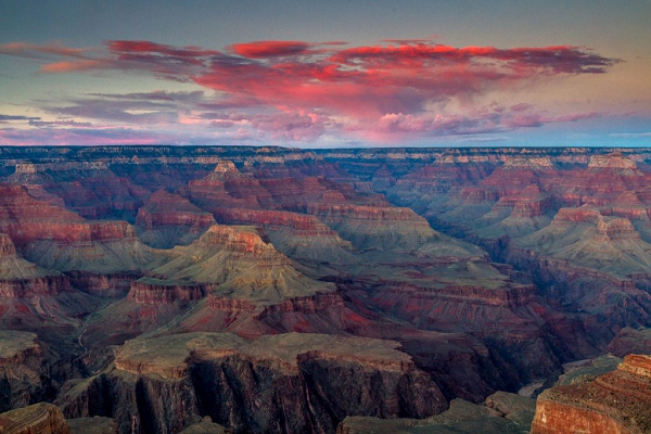 Các nhà nghiên cứu cho rằng Grand Canyon có niên đại gần 2 triệu năm tuổi. Những hòn đá tạo nên hẻm núi lớn nhất thế giới này có xuất xứ từ vùng bờ biển phía Đông giáp với Đại Tây Dương và lượng cát bao phủ 350.000km2 miền Tây nước Mỹ.