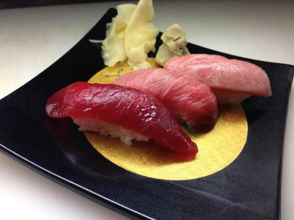 Bên cạnh xuất xứ thì mỗi bộ phận của con cá cũng có mức giá không hề giống nhau. Trong đó, Otoro - nằm dưới bụng và gần mang cá - là phần thịt béo nhất và có giá trị cao nhất. Ngược lại Akami – nằm chính giữa thân cá – là phần rẻ nhất bởi thịt rất nạc và ít chất béo.