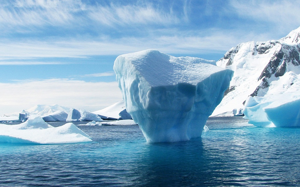 Các nhà khoa học cũng cảnh báo, lớp lá chắn băng bao phủ Greenland có kích thước gấp 3 lần lãnh thổ nước Pháp. Trong đó chứa đủ lượng nước để khi băng tan chảy sẽ nâng mực nước đại dương thế giới lên cao 7 mét.