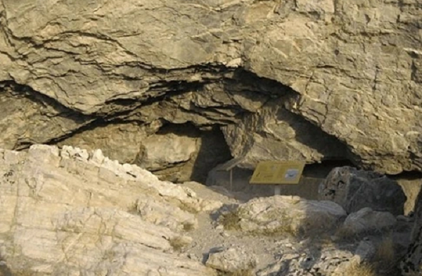 Vào năm 1911, hai người thợ mỏ có tên là David Hart và James Pugh đã phát hiện ra nhiều di tích cổ đại ở hang động Lovelock, Nevada, Mỹ. Các nhà khảo cổ học đã tìm kiếm được khoảng 60 bộ hài cốt có chiều dài hơn 3 mét, cùng nhiều vũ khí, công cụ, một đôi dép dài khoảng 38 cm và một dấu vết của bàn tay khổng lồ in trên bờ tường hang động.