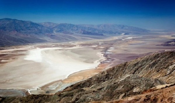 Vào năm 1947, một nhà vật lý tên là F. Bruce Russell đã tìm thấy hàng loạt hang động và đường hầm khổng lồ tại Thung lũng Chết. Ở đây, họ đã phát hiện ra rất nhiều bộ xương khổng lồ có kích thước trung bình hơn 2,7 mét và theo như phán đoán thì những vết tích này có mối tương quan với nền văn minh ở Atlantis, vốn được cho là đã bị biến mất từ lâu.