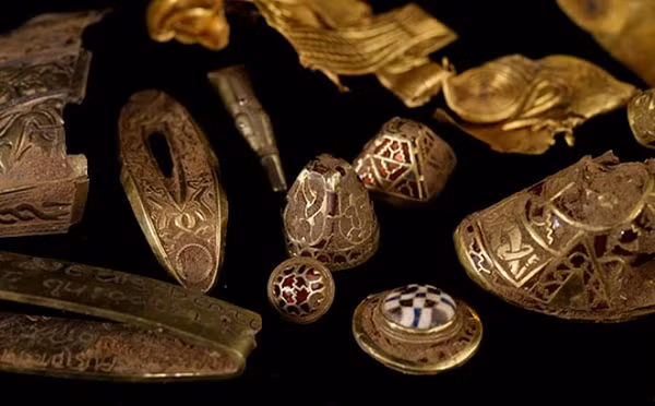 Các vật phẩm còn lại thuộc về một trong những vị vua Anglo-Saxon mạnh nhất thời bấy giờ. Khoảng 80% kho báu được xác định là vũ khí, chủ yếu là kiếm.