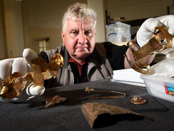 Vào ngày 5 tháng 7 năm 2009, ông Terry Herbert, một thợ săn kho báu nghiệp dư 55 tuổi đã phát hiện ra thứ biến ông trở thành triệu phú chỉ sau một đêm, chỉ nhờ chiếc máy dò kim loại mua vào năm 1995 với giá 2,5 bảng Anh.