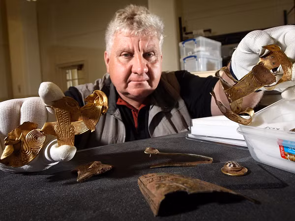 Vào ngày 5 tháng 7 năm 2009, ông Terry Herbert, một thợ săn kho báu nghiệp dư 55 tuổi đã phát hiện ra thứ biến ông trở thành triệu phú chỉ sau một đêm, chỉ nhờ chiếc máy dò kim loại mua vào năm 1995 với giá 2,5 bảng Anh.