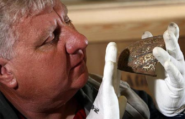 Sau khi đào bới, Herbert tìm thấy rất nhiều món đồ được làm bằng vàng và bạc. Ngoài ra còn có nhiều món cổ vật bằng đồng và đá quý. Tại những khu vực xung quanh cũng tìm thấy thêm vô số đồ trang sức, vũ khí và các hiện vật khác.