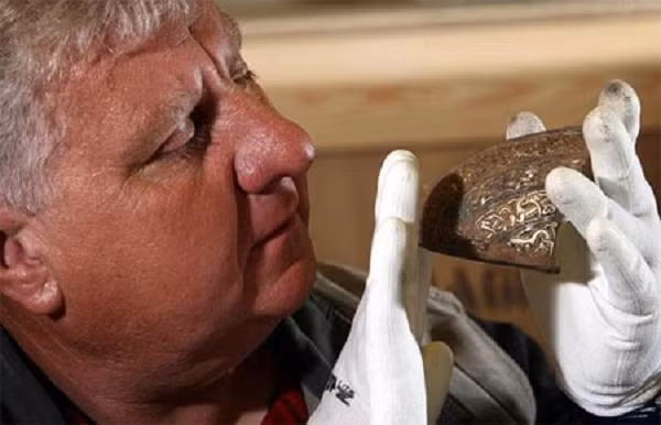 Sau khi đào bới, Herbert tìm thấy rất nhiều món đồ được làm bằng vàng và bạc. Ngoài ra còn có nhiều món cổ vật bằng đồng và đá quý. Tại những khu vực xung quanh cũng tìm thấy thêm vô số đồ trang sức, vũ khí và các hiện vật khác.