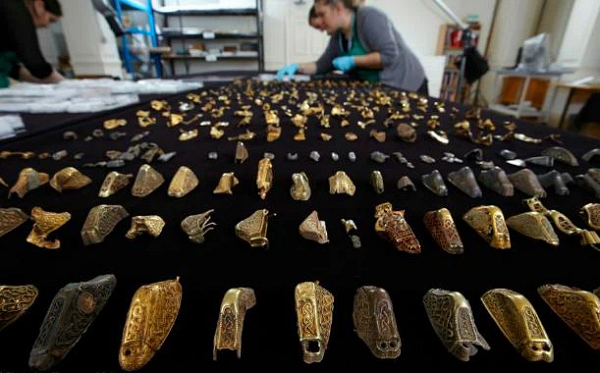 Kho báu này đã được bán cho các viện bảo tàng với giá tổng cộng 3,285 triệu bảng (gần 100.000 tỷ đồng) và tiền được chia đều cho cả Terry Herbert và chủ cánh đồng, Fred Johnson.