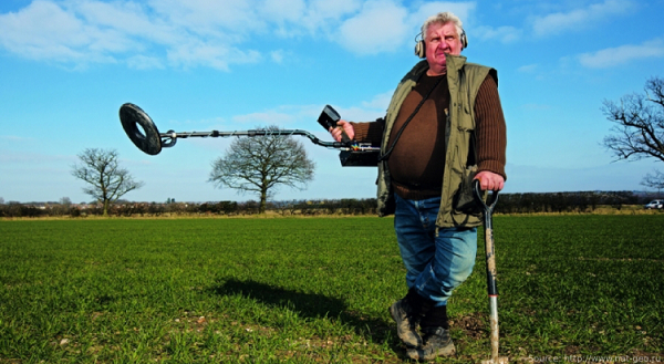 Stephen Dean - nhà khảo cổ học thuộc Hội đồng khảo cổ hạt Staffordshire đã tới kiểm định giúp hai người. Sau khi kiểm định, Stephen Dean cho biết, những món đồ cổ này đều được làm bằng vàng và bạc nguyên chất.