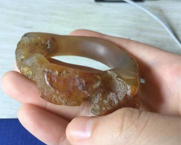 Mặt ngoài của viên đá hình chiếc vòng khá sần sùi nhưng thành bên trong rất mịn. Nhìn qua vẫn có thể nhận thấy nó không phải được làm từ đá thông thường.