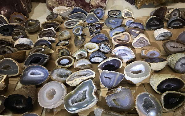 Đá mã não đỏ có tác dụng rất lớn đến sức khỏe. Nhiều nơi dùng đá mã não đỏ đặt lên trán để giải cảm và hạ sốt. Đeo đá mã não đỏ bên người giúp người đeo cảm thấy thư giãn, thoải mái hơn và cải thiện được sức khỏe hạn chế ốm đau.