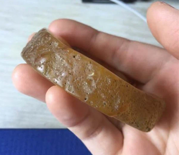 Sau khi nhìn thấy những hình ảnh người đàn ông chia sẻ trên mạng, một chuyên gia tại Hiệp hội đá quý và đồ trang sức Trung Quốc đã cho biết chiếc vòng đó thực chất là một miếng đá mã não tự nhiên có hình vòng tay.