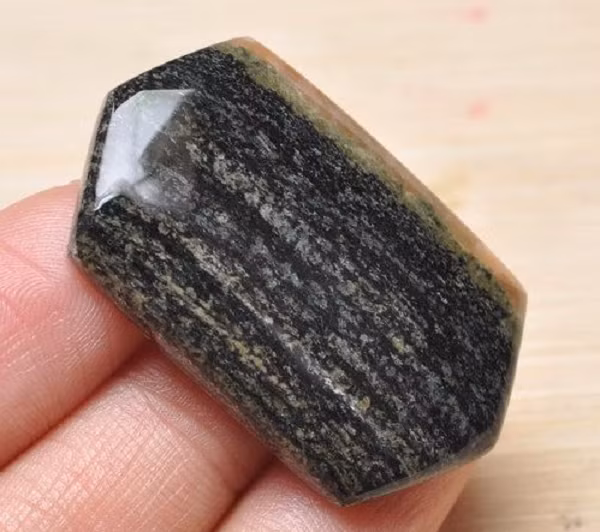 Sau khi mang viên đá đến Hiệp hội Đá quý Trung Quốc để thẩm định, chuyên gia cho biết, viên đá này có tên là "Bích huyền nham" (hay còn gọi là đá Basanit). Ước tính giá trị của viên đá quý không dưới 150 triệu NDT (hơn 500 tỷ VND).