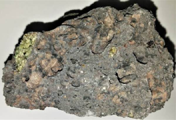 Thành phần hóa học của đá basanit gồm hàm lượng silica thấp (42 đến 45% SiO2) và chất kiềm cao (3 đến 5,5% Na2O và K2O) so với bazan.