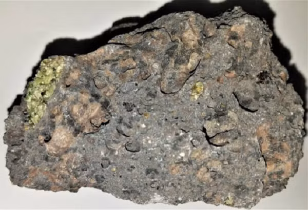 Thành phần hóa học của đá basanit gồm hàm lượng silica thấp (42 đến 45% SiO2) và chất kiềm cao (3 đến 5,5% Na2O và K2O) so với bazan.