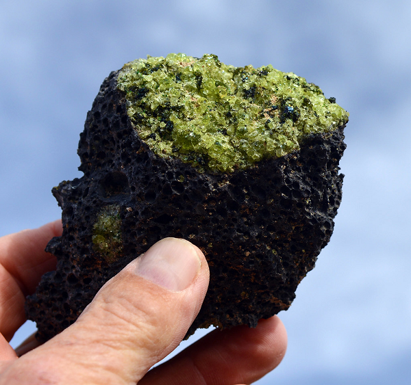 Đá basanit được sử dụng trong thời kỳ Harappah của nền Văn minh Thung lũng Indus vào năm 2600 - 1900 trước Công nguyên để kiểm tra độ tinh khiết của kim loại mềm. Nó cũng được sử dụng ở Hy Lạp cổ đại.