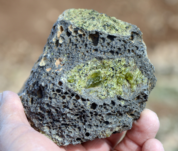 Đá basanit là một loại đá núi lửa thành phần mafic có kiến trúc ẩn tinh đến ban tinh; thực chất là bazan chưa bão hòa silica.