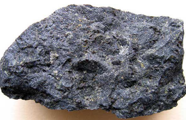 Basanit xuất hiện trên các lục địa và trên các đảo đại dương. Ví dụ như được sản xuất bởi núi lửa điểm nóng ở Hawaii và các đảo Comoros.