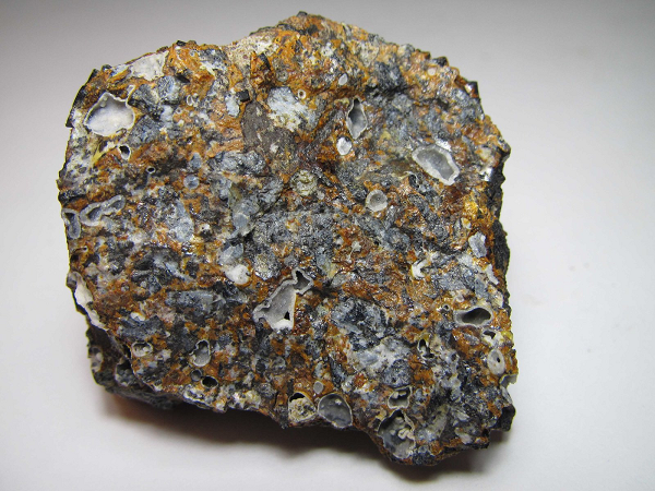 Khối lượng bazan lớn nhất hiện nay được tạo bởi lũ bazan trên đất liền tại các nơi như: British Columbia ở Canada, cao nguyên Sông Columbia của Washington và Oregon, Deccan ở Ấn Độ,… Mời các bạn xem video: Khung cảnh thiên nhiên tuyệt đẹp tại các quốc gia ít dân nhất thế giới. 