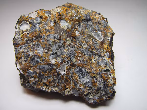 Khối lượng bazan lớn nhất hiện nay được tạo bởi lũ bazan trên đất liền tại các nơi như: British Columbia ở Canada, cao nguyên Sông Columbia của Washington và Oregon, Deccan ở Ấn Độ,… Mời các bạn xem video: Khung cảnh thiên nhiên tuyệt đẹp tại các quốc gia ít dân nhất thế giới. 