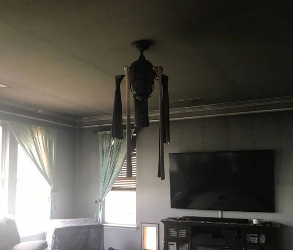 Cánh quạt trần cũng chảy rũ xuống vì nhiệt độ cao.