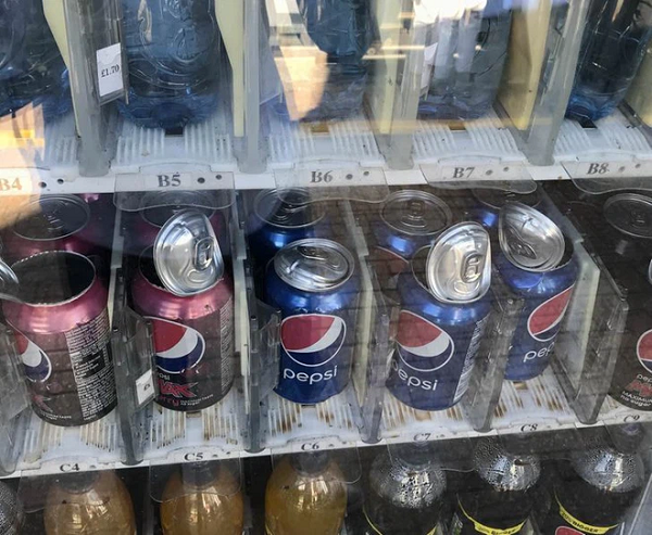 Ở Anh, những chiếc lon nước phát nổ trong máy bán hàng tự động vì thời tiết quá nóng.