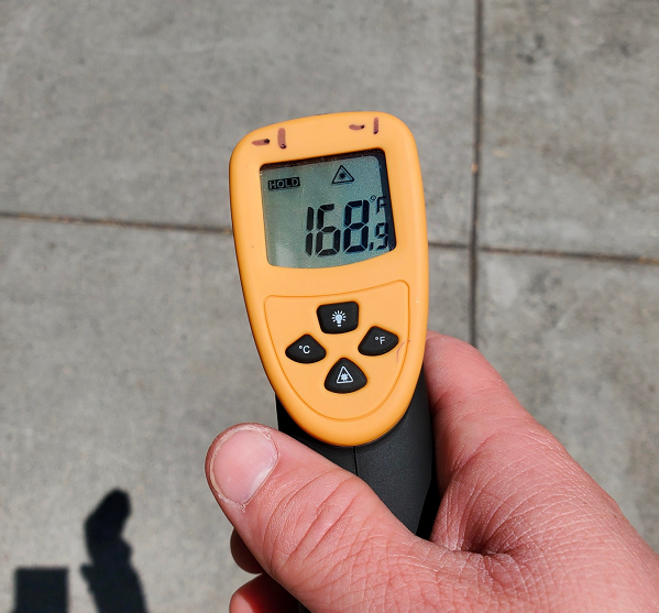 Nhiệt độ ngoài trời đạt mứng nóng kinh hoàng... hơn 75 độ C.